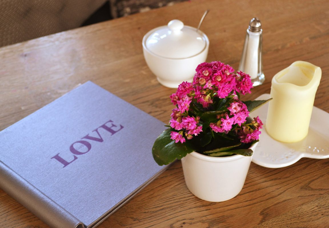 Cafe Love Speisekarte mit Blumen