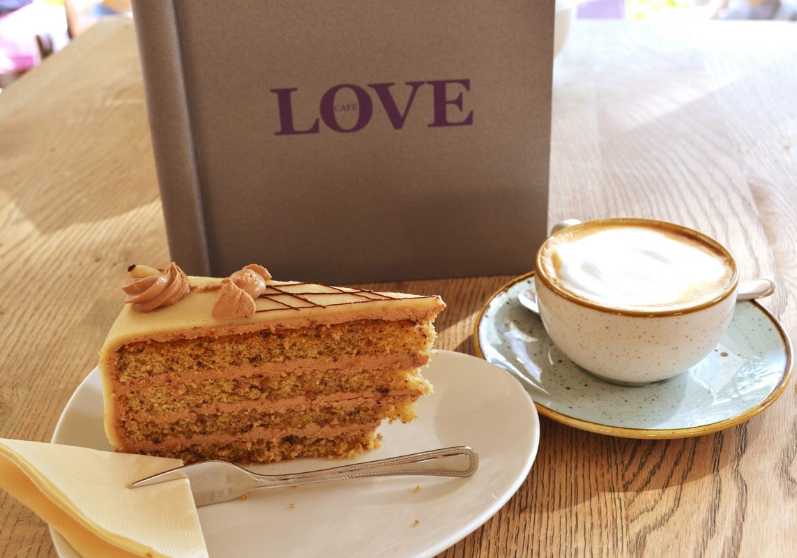 Cafe Love Kaffee mit Kuchen